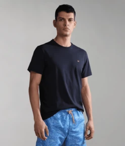 T-SHIRT A MANICA CORTA DA UOMO NAPAPIJRI SALIS SUM BLU MARINE NP0A4H8D 176 8 T-SHIRT A MANICA CORTA DA UOMO NAPAPIJRI SALIS SUM BLU MARINE NP0A4H8D 176 -Attiva Moda Negozio 0074769 napapijri salis ss sum blu marine 176
