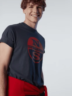 T-SHIRT A MANICA CORTA DA UOMO NORTH SAILS GRAPHIC ASPHALT 692837 0952 8 T-SHIRT A MANICA CORTA DA UOMO NORTH SAILS GRAPHIC ASPHALT 692837 0952 -Attiva Moda Negozio 0075100 t shirt a manica corta da uomo north sails graphic asphalt 692837 0952