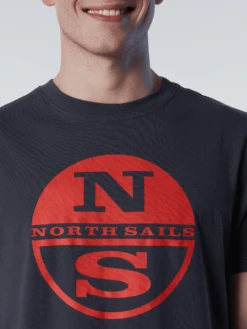 T-SHIRT A MANICA CORTA DA UOMO NORTH SAILS GRAPHIC ASPHALT 692837 0952 11 T-SHIRT A MANICA CORTA DA UOMO NORTH SAILS GRAPHIC ASPHALT 692837 0952 -Attiva Moda Negozio 0075105 t shirt a manica corta da uomo north sails graphic asphalt 692837 0952