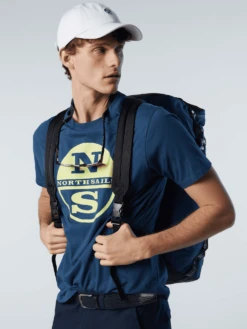 T-SHIRT A MANICA CORTA DA UOMO NORTH SAILS GRAPHIC DARK DENIM 692837 0787 8 T-SHIRT A MANICA CORTA DA UOMO NORTH SAILS GRAPHIC DARK DENIM 692837 0787 -Attiva Moda Negozio 0075122 t shirt a manica corta da uomo north sails graphic dark denim 692837 0787