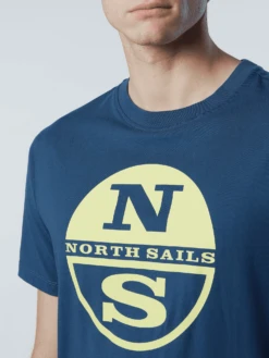 T-SHIRT A MANICA CORTA DA UOMO NORTH SAILS GRAPHIC DARK DENIM 692837 0787 11 T-SHIRT A MANICA CORTA DA UOMO NORTH SAILS GRAPHIC DARK DENIM 692837 0787 -Attiva Moda Negozio 0075125 t shirt a manica corta da uomo north sails graphic dark denim 692837 0787